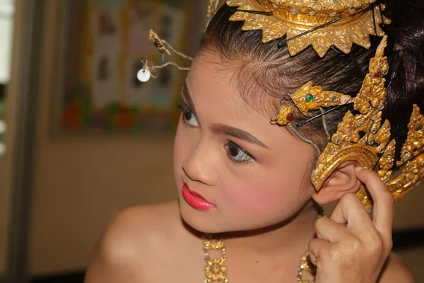 Gadis asia cantik mengenakan kostum tradisional Thailand. — Stok Foto