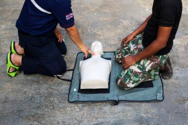 Eğitmen Cpr için kurtarma ve hayat koruma eğitimi 