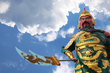Guan Yu heykeli mavi gökyüzü