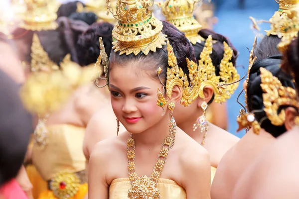 Beautiful girl wearing traditional Thai costumes — Stock Photo, Image