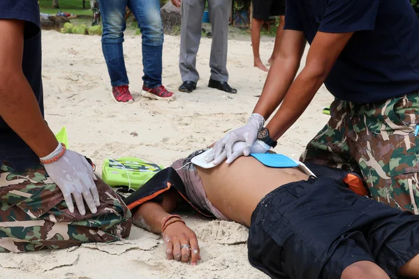 Penyelamatan Latihan CPR dan AED di pantai — Stok Foto