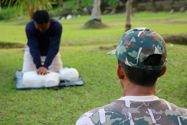 Инструктор обучает спасателей и искусственное дыхание первой помощи и жизни гуа — стоковое фото