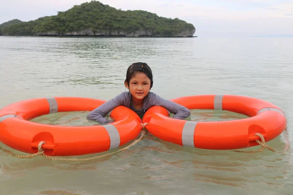 Ázsiai lány élvezze úszás és élet bóják este — Stock Fotó