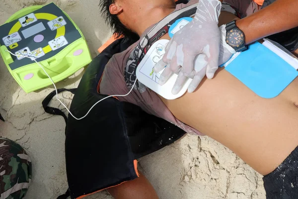 Rescue training CPR and AED on the beach. — Stock Photo, Image