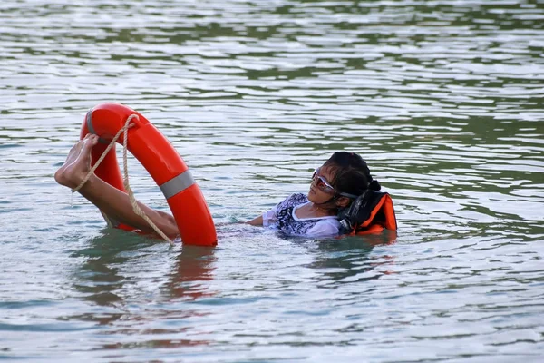 아시아 여자는 수영 및 생활 부 표를 즐길 수 — 스톡 사진