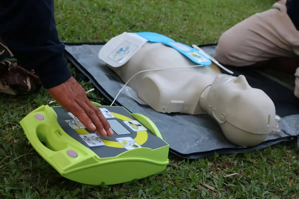 CPR ve en düşük Aed eğitim için kurtarma ve ilk yardım