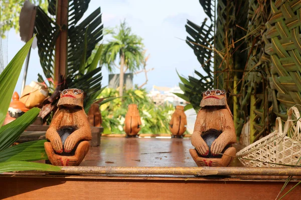 Сувениры из кокосовой обезьяны продаются на улице — стоковое фото