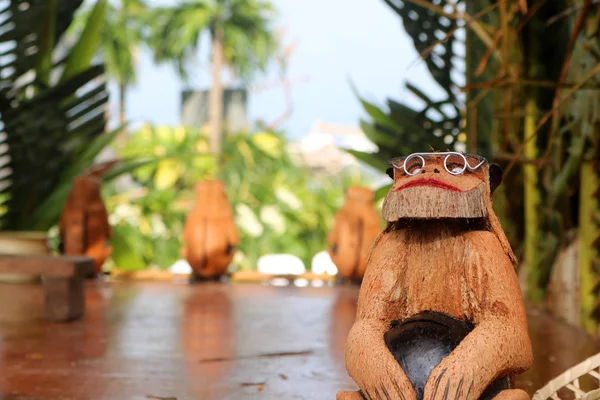 Сувениры из кокосовой обезьяны продаются на улице — стоковое фото