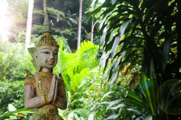 Estátua de anjo tailandês no jardim — Fotografia de Stock