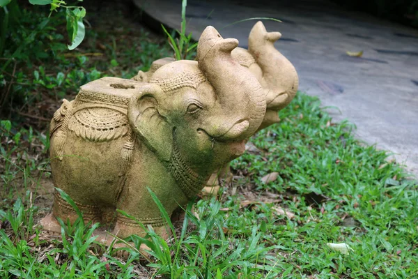 Статуя слона в саду природы — стоковое фото