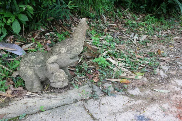 A estátua de elefante no jardim da natureza — Fotografia de Stock