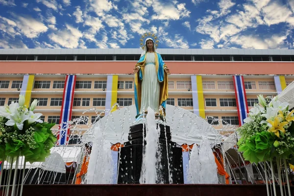 Socha Panny Marie proti modré obloze před veřejné sc — Stock fotografie