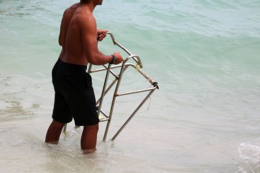 Uzun kuyruklu tekne için merdivenler ile Asya güçlü adam 