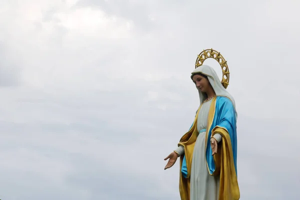 Socha Panny Marie proti modré obloze — Stock fotografie