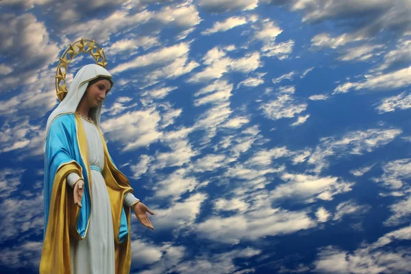 Saint Mary statue against the blue sky — Stock Photo, Image