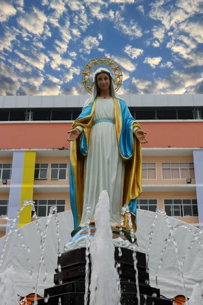 Socha Panny Marie před veřejné školy — Stock fotografie