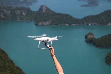 UAV veya dron kamera sinek kadar elinden ile mavi gökyüzüne