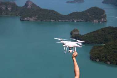 UAV veya dron kamera sinek kadar elinden ile mavi gökyüzüne
