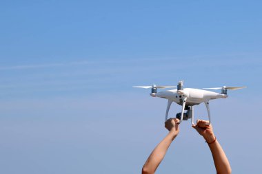 UAV veya dron kamera sinek kadar elinden ile mavi gökyüzüne