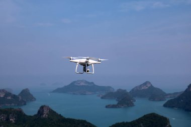 UAV veya dron kamera sinek kadar elinden ile mavi gökyüzüne