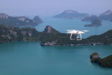 UAV veya dron kamera sinek kadar elinden ile mavi gökyüzüne
