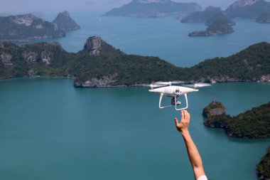 UAV veya dron kamera sinek kadar elinden ile mavi gökyüzüne
