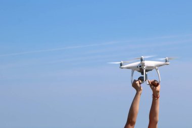 UAV veya dron kamera sinek kadar elinden ile mavi gökyüzüne