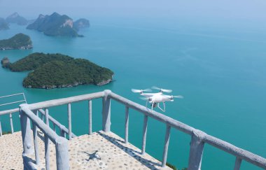 Drone kamera veya Uav okyanus ve ada ile mavi gökyüzünde uçan