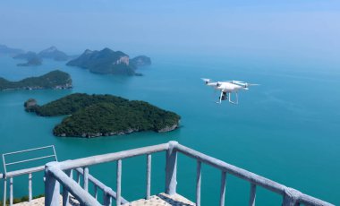 Drone kamera veya Uav okyanus ve ada ile mavi gökyüzünde uçan