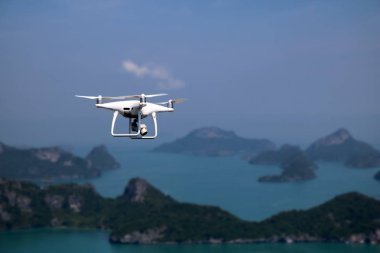 Drone kamera veya Uav okyanus ve ada ile mavi gökyüzünde uçan