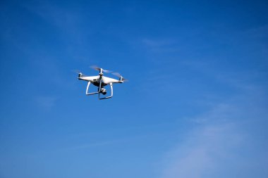 Drone kamera veya Uav okyanus ve ada ile mavi gökyüzünde uçan