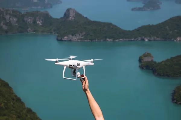 UAV o Drone cámara volar desde las manos en el cielo azul con — Foto de Stock