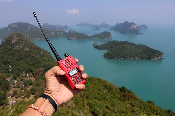 Mano de Rescate con radiocomunicaciones en el océano de montaña a — Foto de Stock