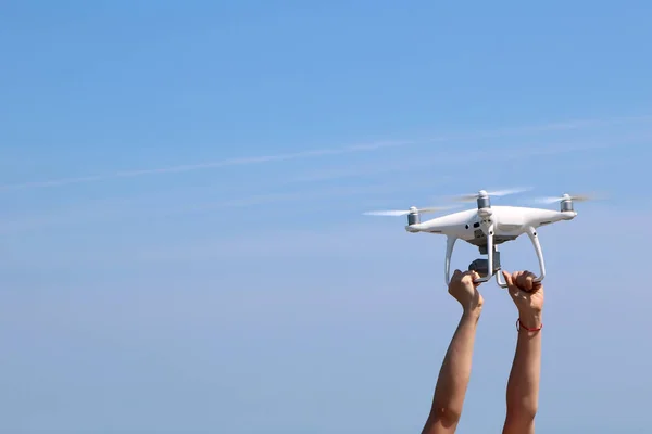 UAV lub Drone aparat mucha się z rąk niebieski niebo — Zdjęcie stockowe