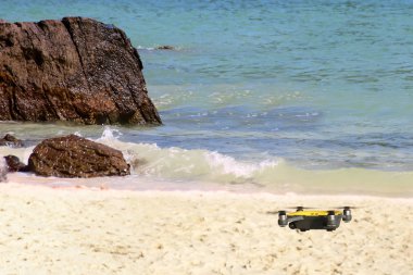 Drone kamera veya Uav uçan plaja gökyüzüne okyanus ile 