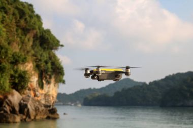 Drone kamera veya Uav uçan plaja gökyüzüne okyanus ile 