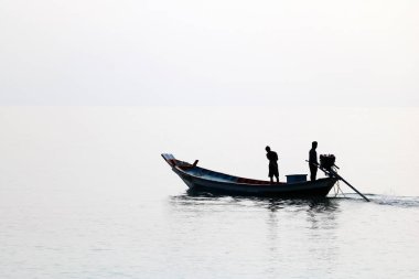 Long tail tekne ile çalışırken yerel halkın silüeti