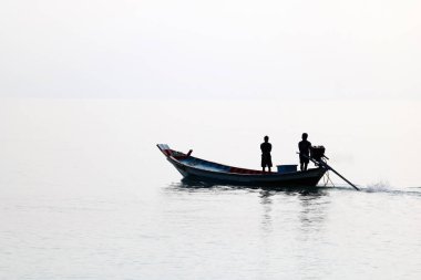 Long tail tekne ile çalışırken yerel halkın silüeti