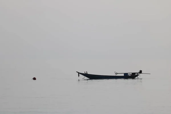 Silhouette des Langschwanzbootes im Meer — Stockfoto