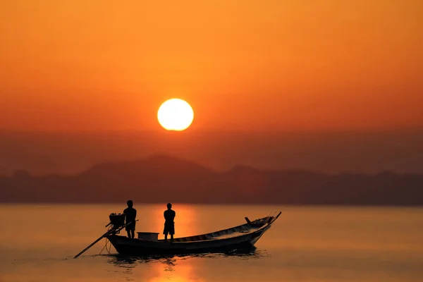 Silhouette du bateau à longue queue au ciel rouge couchant . — Photo