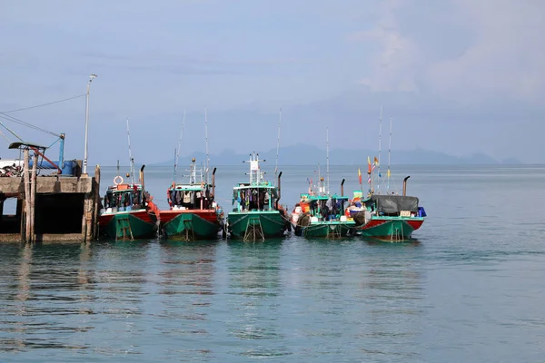 Barcos pesqueros locales estacionados juntos en el muelle — Foto de Stock