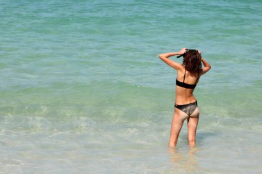 Turistler genç kız plaj Şnorkel kullanmayı zevk.