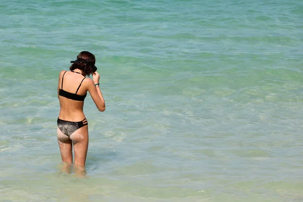 Touristes adolescente appréciant d'utiliser le tuba sur la plage . — Photo