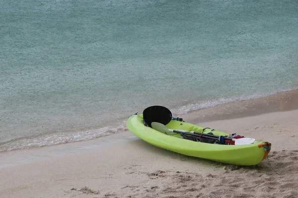 Faire du kayak sur la plage sous la pluie — Photo