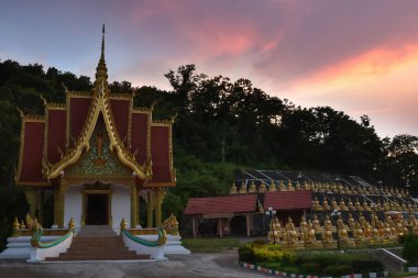 Buda resimleri Laos 'taki tapınaklarda dizilmiş.
