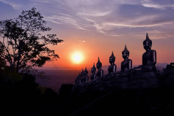 La statua di Buddha d'oro del tempio di Phu Salao nel bellissimo tramonto — Foto Stock