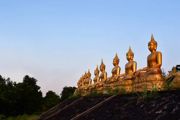 美しい夕日の中でプーサラオ寺院の黄金の仏像 — ストック写真