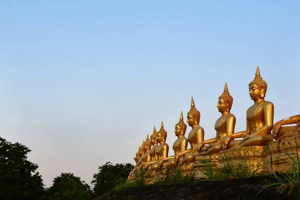 Золота статуя Будди храму Пху Салао в прекрасному заході сонця. — стокове фото