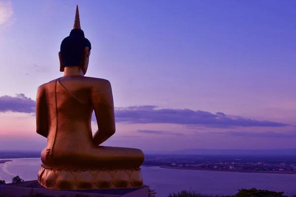 A grande estátua dourada de Buda do templo de Phu Salao em Pakse, Laos — Fotografia de Stock