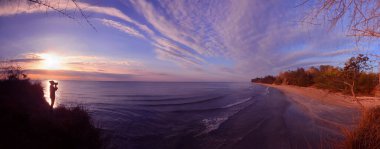 Fotoğrafçı silueti, günbatımında dağda elinde kamerayla duran kadınlar mavi gökyüzü arka planı..